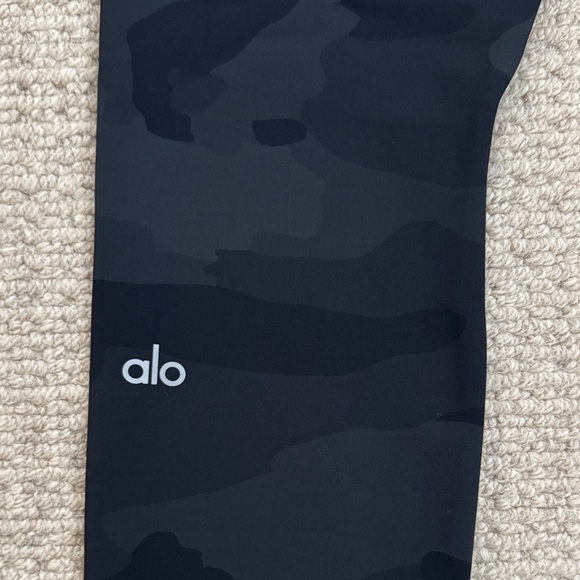 ALO Yoga Dark Camo Leggings - Picture 3 of 4